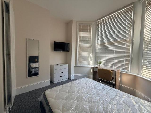 6 bedroom house of multiple occupation to rent
