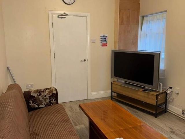6 bedroom house of multiple occupation to rent