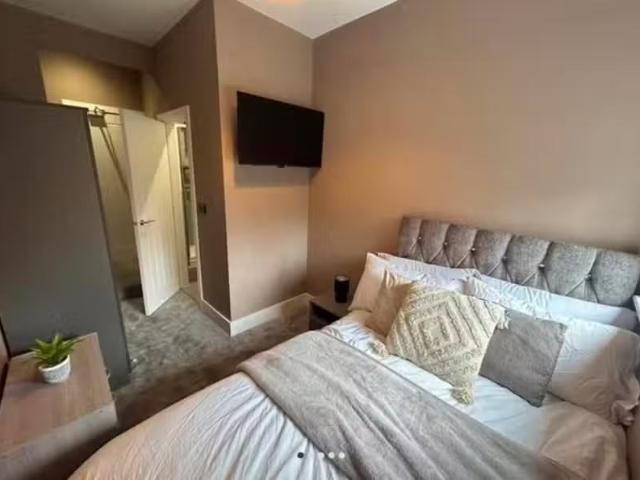 6 bedroom house of multiple occupation for rent in Sackville S.