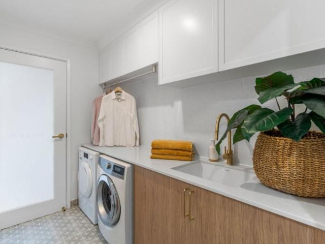 6 Bedroom House MERMAID WATERS QLD 104893855