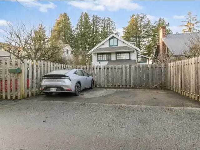 6 Bedroom House Surrey BC 102701578