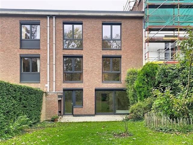 6 bedroom house with garden