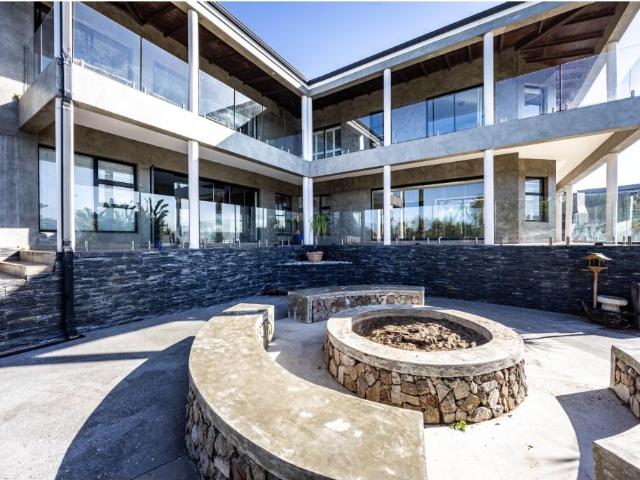 6 Bedroom House To Let in Gonubie