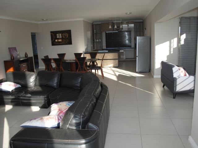 6 Bedroom House To Let in Langebaan Country Estate