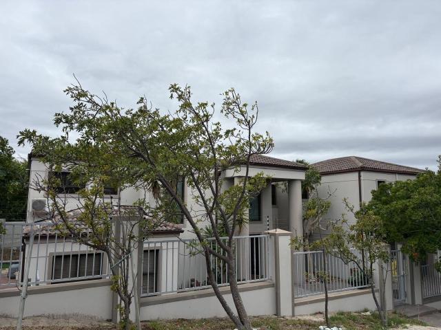 6 Bedroom House To Let in West Beach