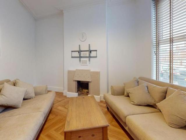 6 bedroom house to rent