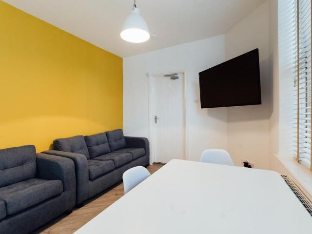 6 bedroom house to rent