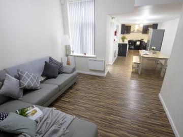 Crumpsall Manchester, M8 - Equipped kitchen