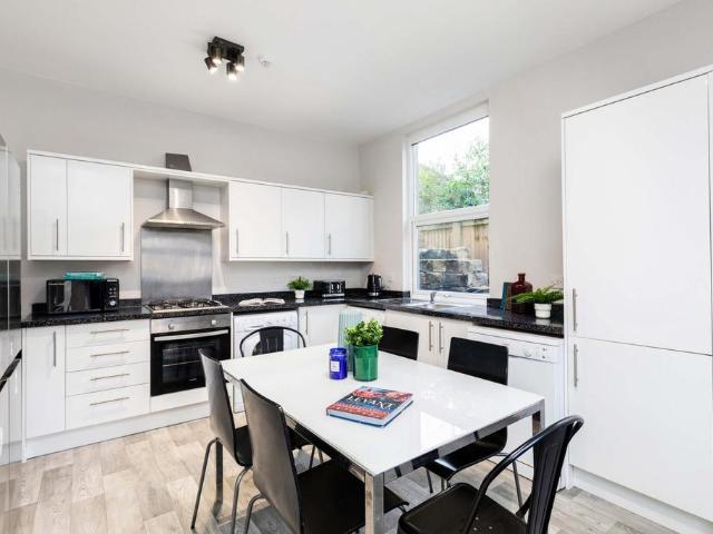 6 bedroom house to rent