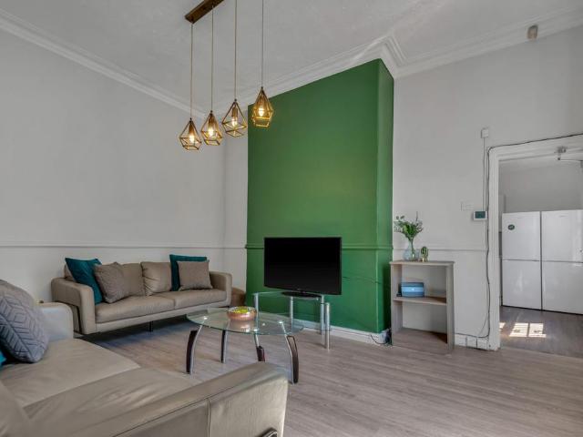 6 bedroom house to rent