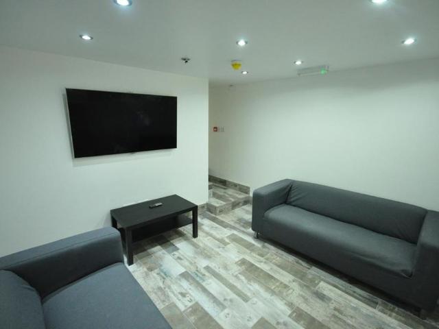 6 bedroom house to rent