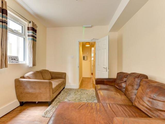 6 bedroom house to rent