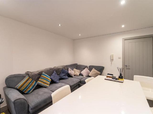 6 bedroom house to rent
