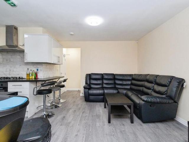 6 bedroom house to rent