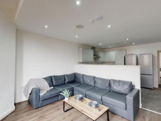 6 bedroom house to rent