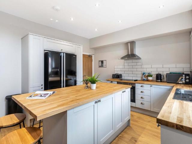 6 bedroom house to rent