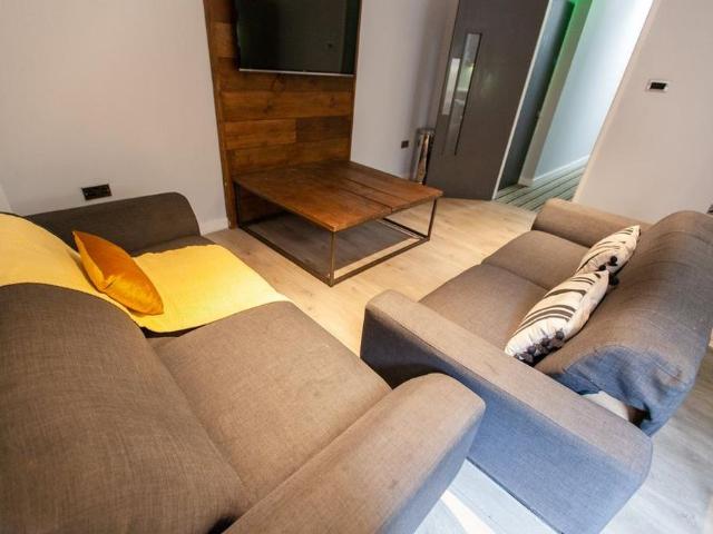 6 bedroom house to rent