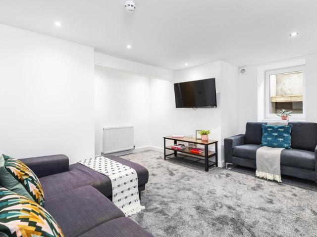 6 bedroom house to rent