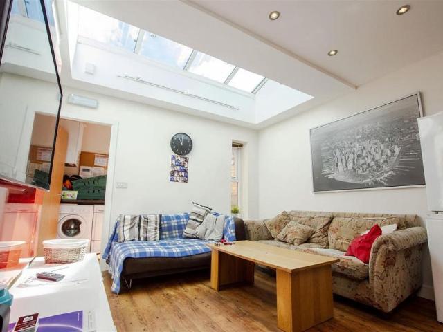 6 bedroom house to rent