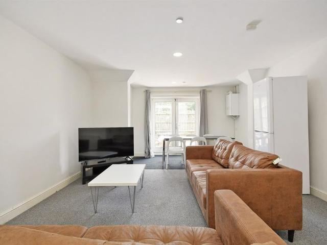 6 bedroom house to rent