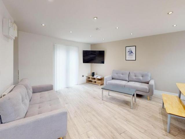 6 bedroom house to rent