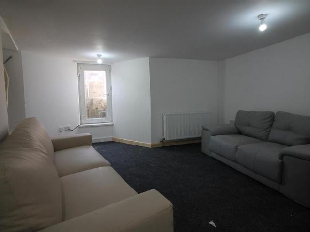 6 bedroom house to rent