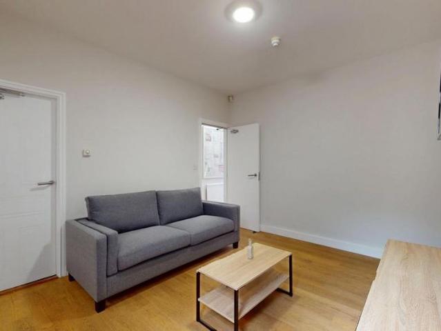6 bedroom house to rent