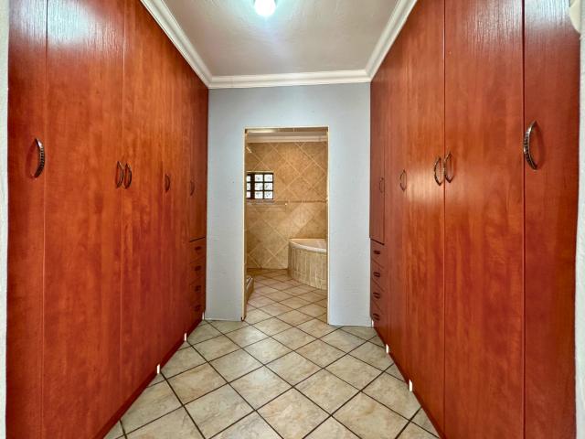 6 Bedroom House To Rent in Waterkloof Ridge
