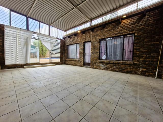 6 Bedroom House To Rent in Wierda Park