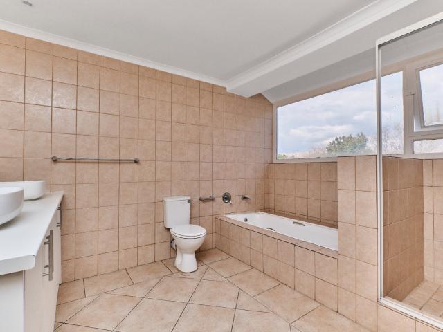 6 Bedroom House To Rent in Bryanston