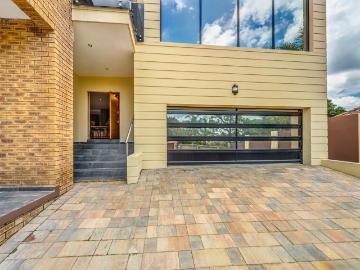 6 Bedroom House To Rent in Bryanston West