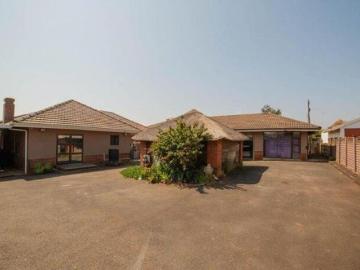 6 Bedroom House to Rent in Hayfields