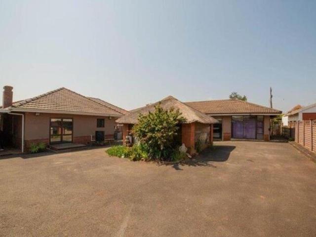 6 Bedroom House to Rent in Hayfields