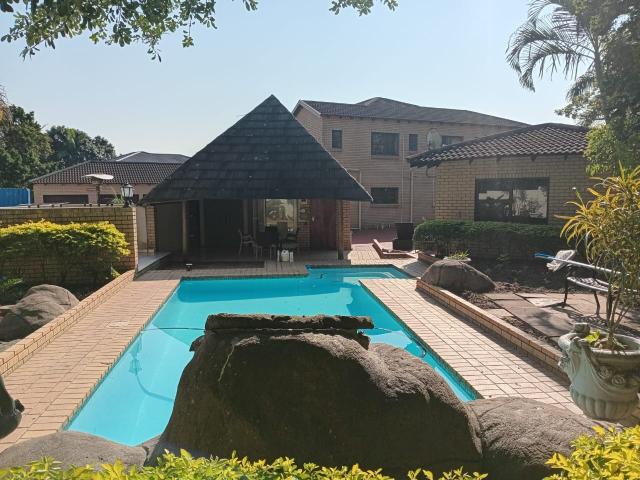 6 Bedroom House To Rent in Meer En See
