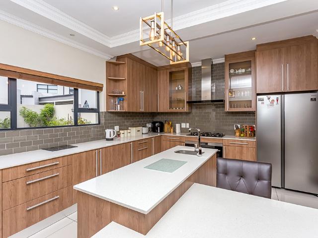 6 Bedroom House To Rent in Sandown