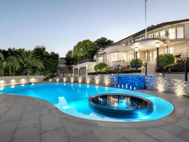 6 Bedroom House Ivanhoe East VIC 102768763