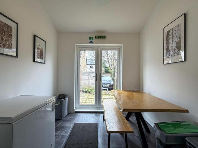 6 bedroom link detached house to rent