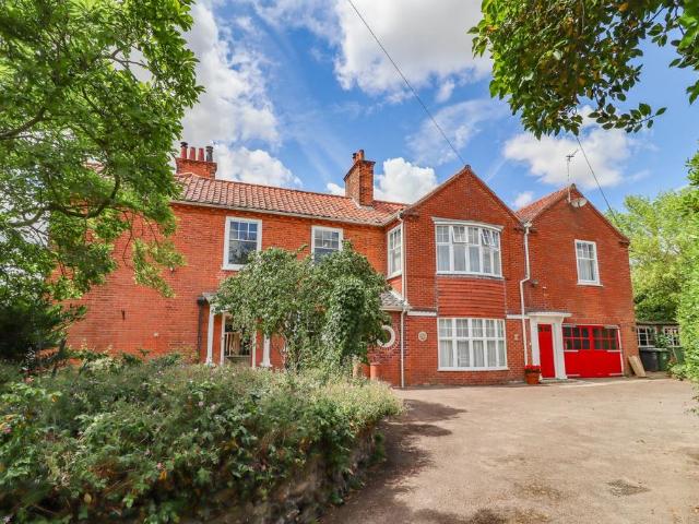 6 bedroom link detached house for sale