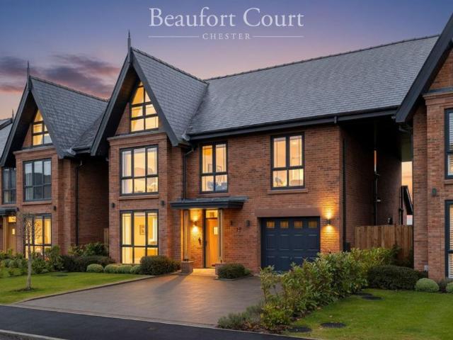 6 bedroom link detached house for sale