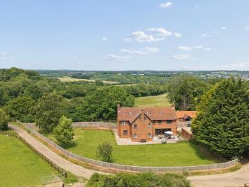 6 bedroom link detached house for sale