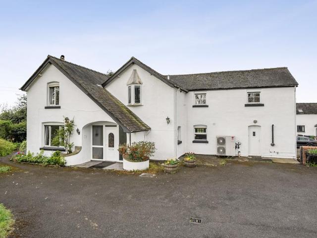 6 bedroom link detached house for sale
