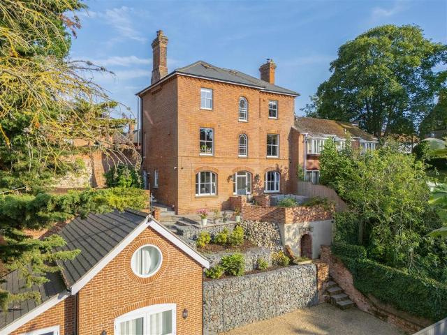 6 bedroom link detached house for sale