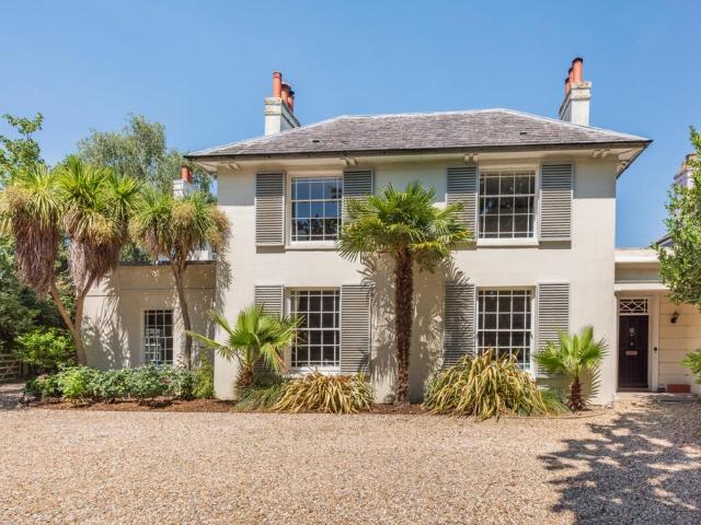 6 bedroom link detached house for sale