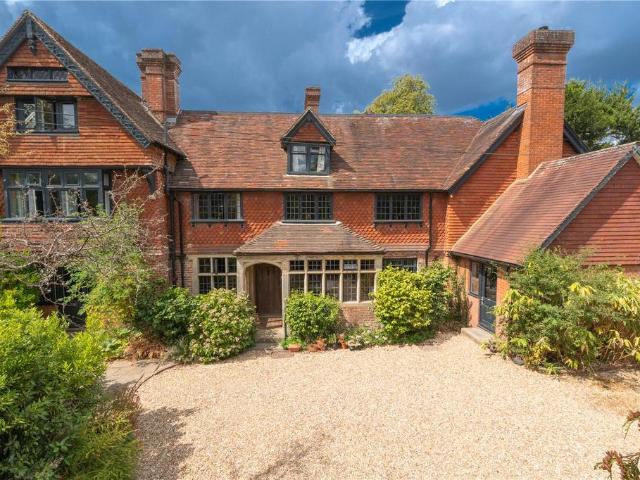 6 bedroom link detached house for sale