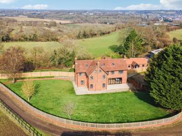 6 bedroom link detached house for sale