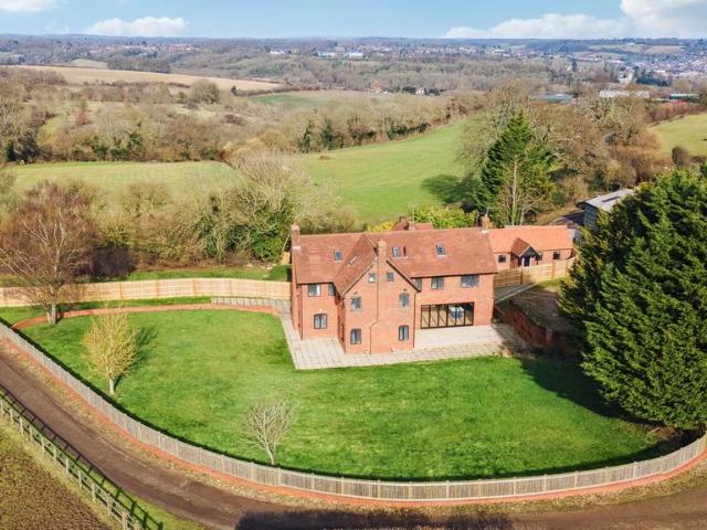 6 bedroom link detached house for sale
