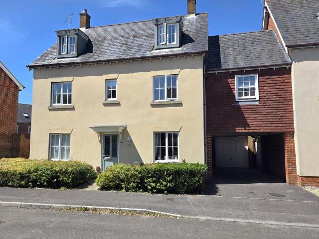 6 bedroom link detached house for sale