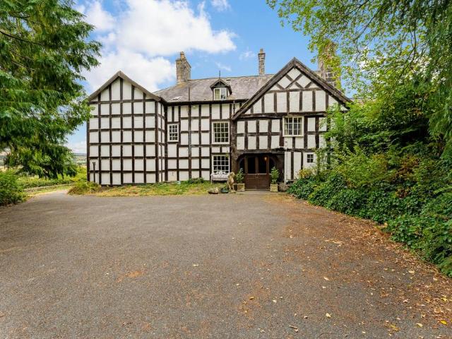 6 bedroom link detached house for sale
