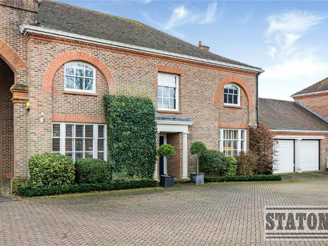 6 bedroom link detached house for sale