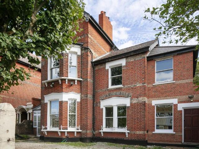 6 bedroom link detached house for sale